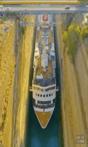 그리스 고린도 운하를 지나는 유람선 이미지 #1